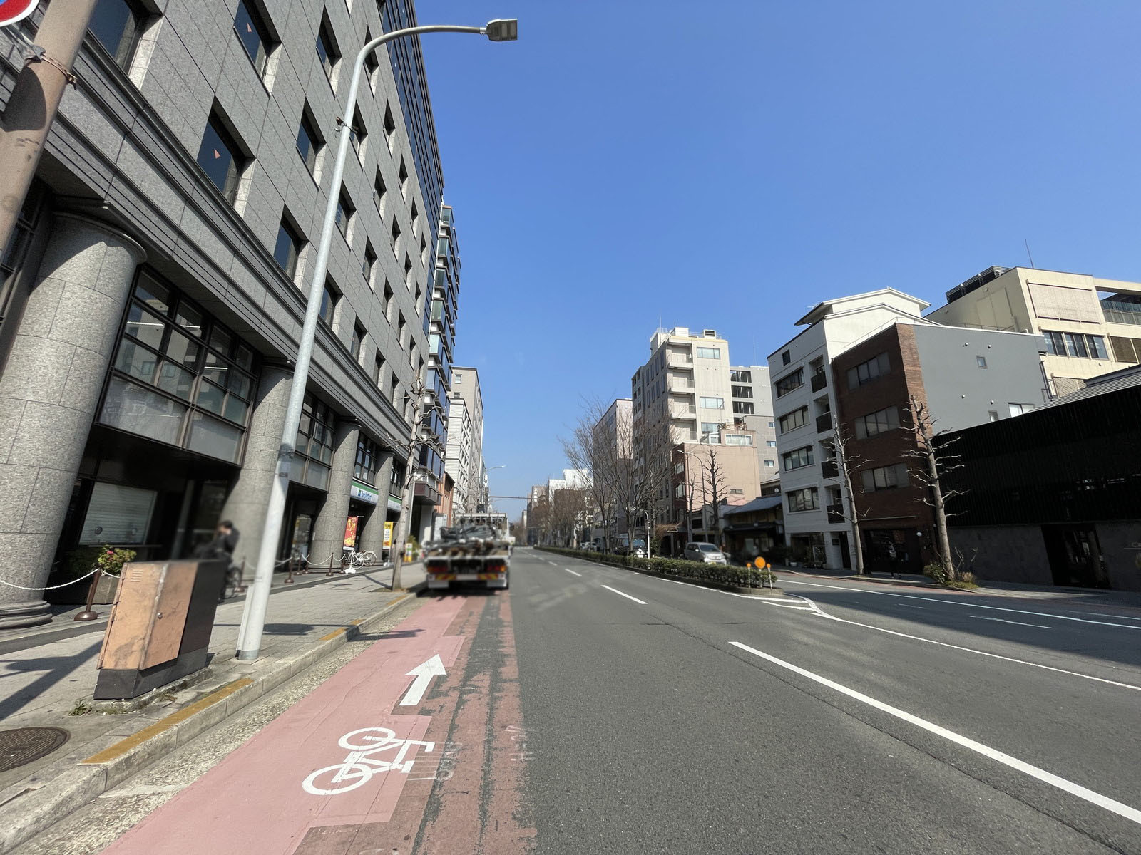 日土地京都ビル前面の通り