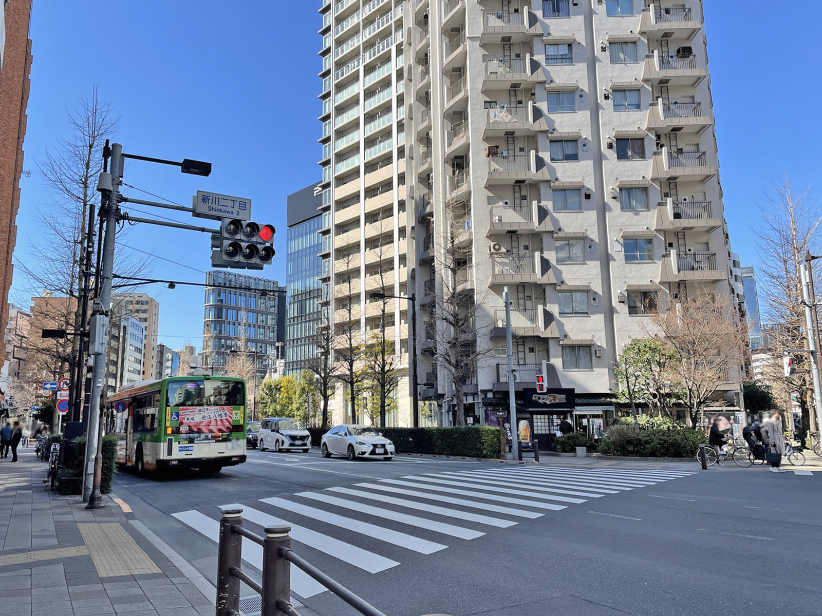 AUBE新川ビル前面の鍛冶橋通り