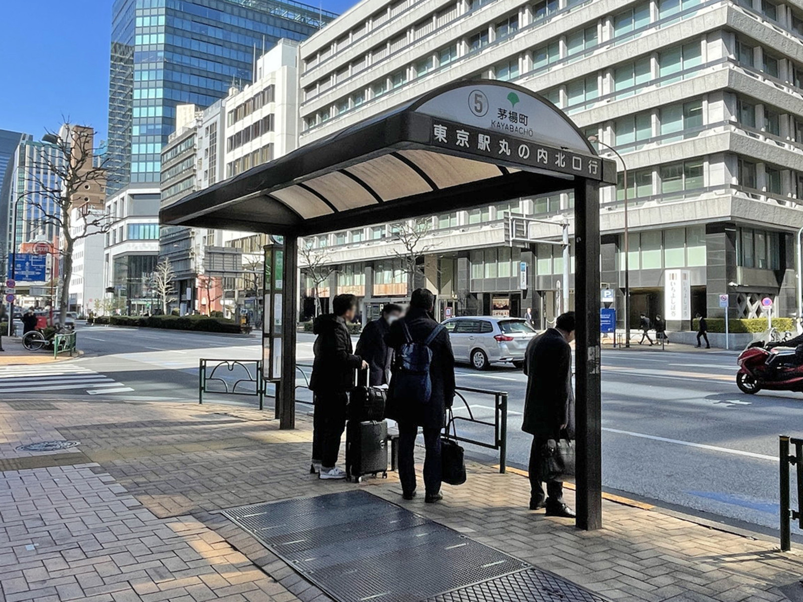ビル前のバス停「茅場町」
