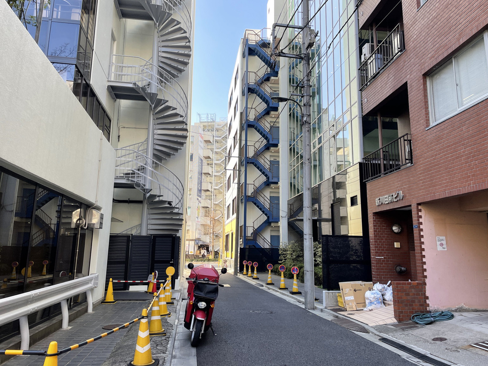 新川田所ビル前面の通り