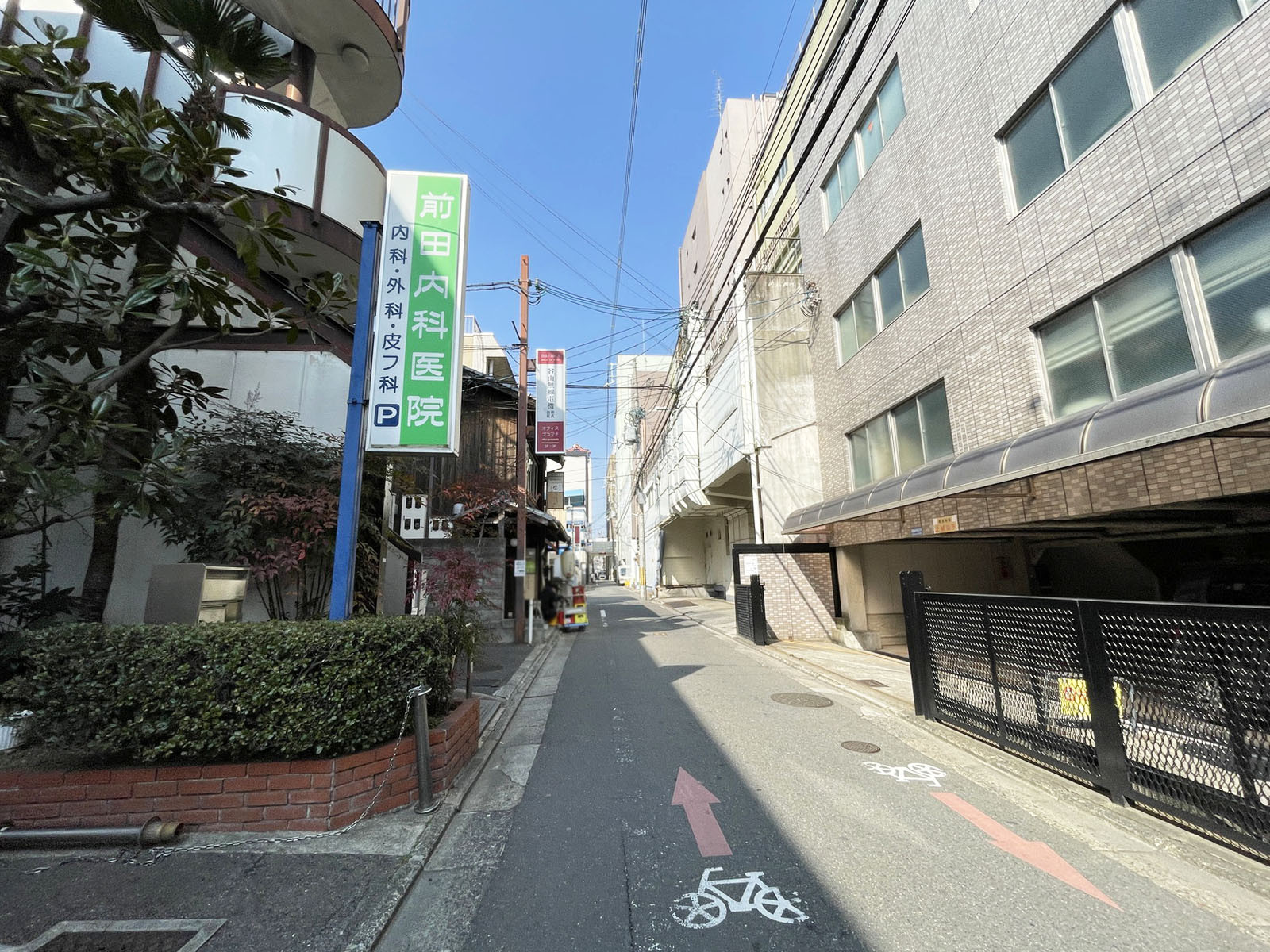 岡本鏡店ビル西館前面の通り