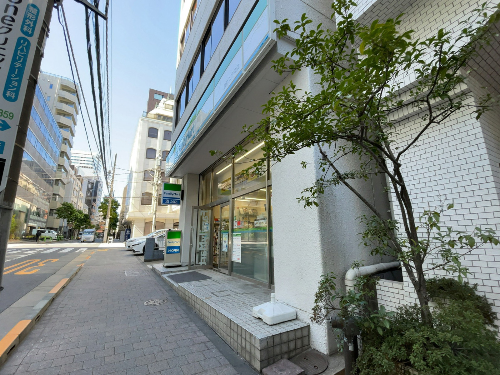 隣のファミリーマート 麹町二丁目店