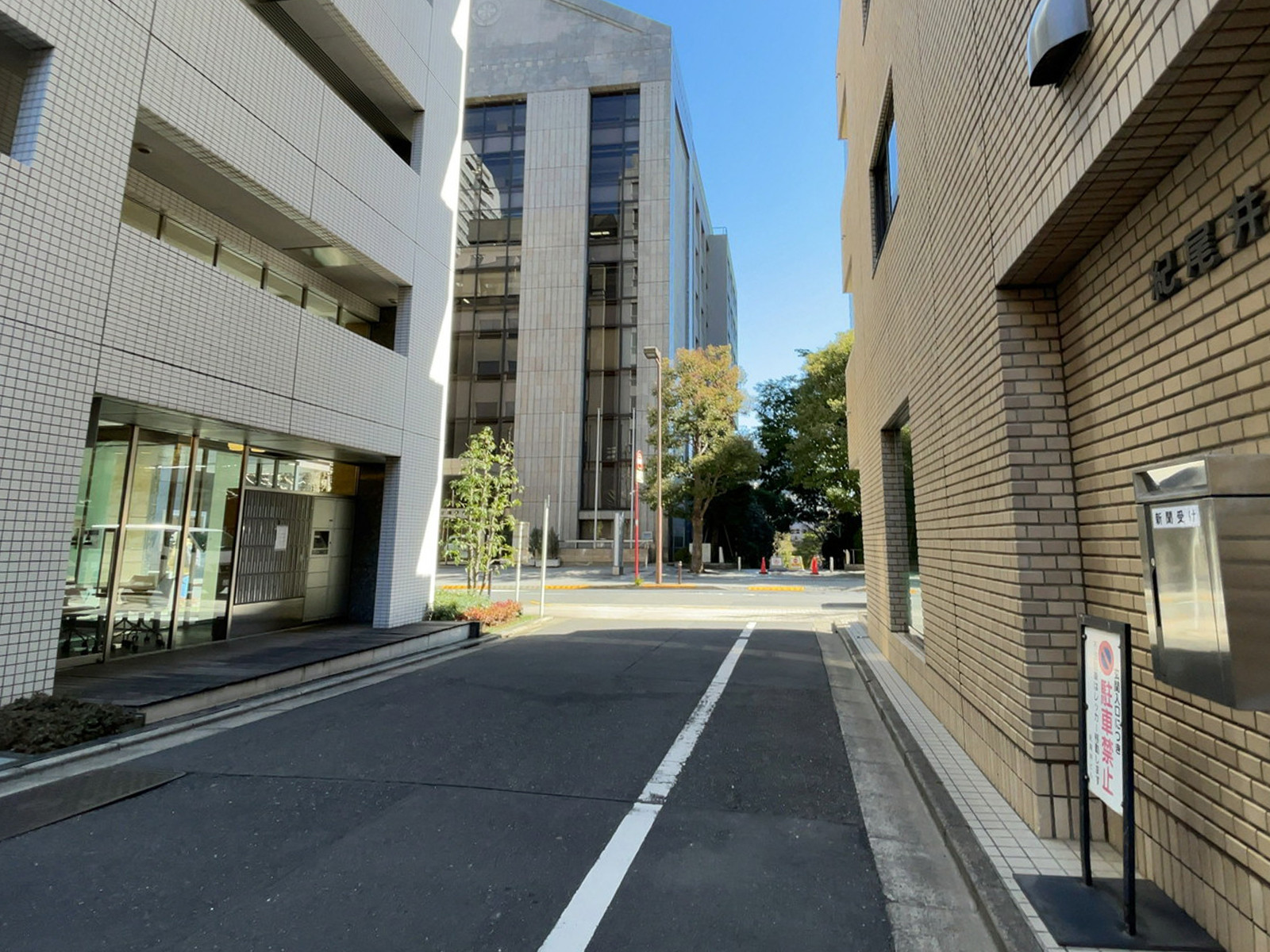 紀尾井ビル前面の通り