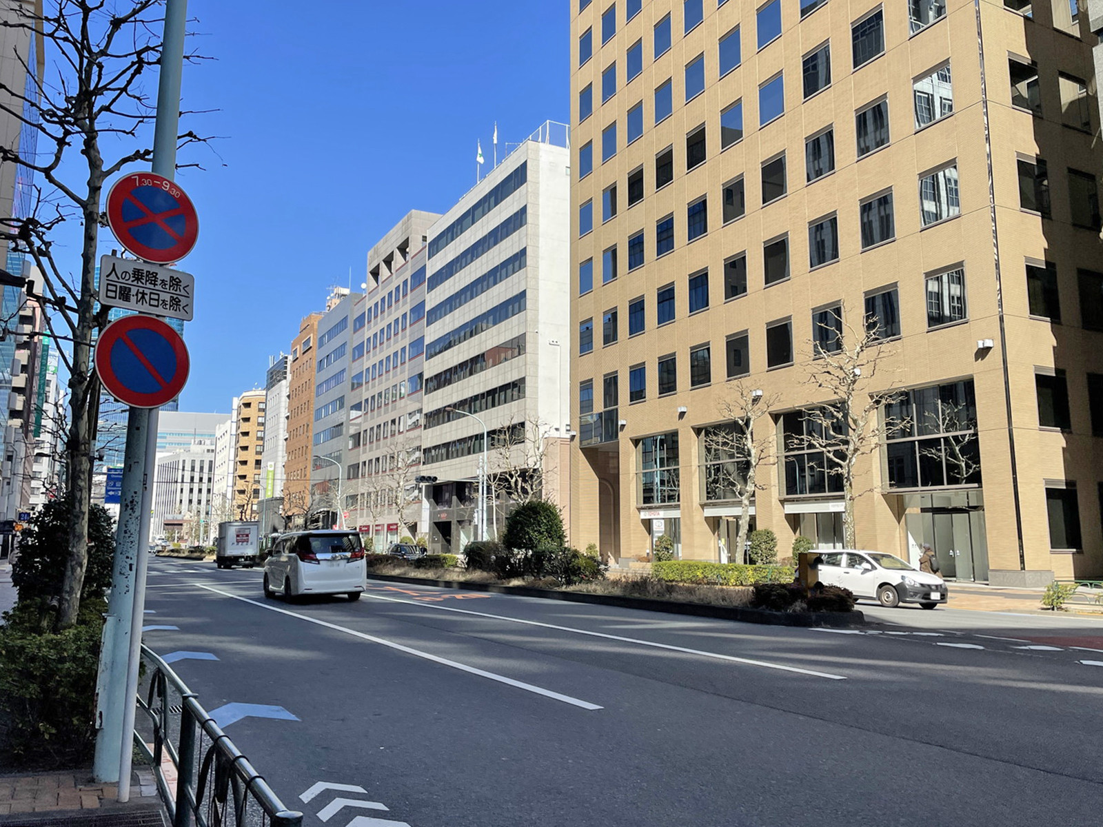 アクロス新川前面の永代通り