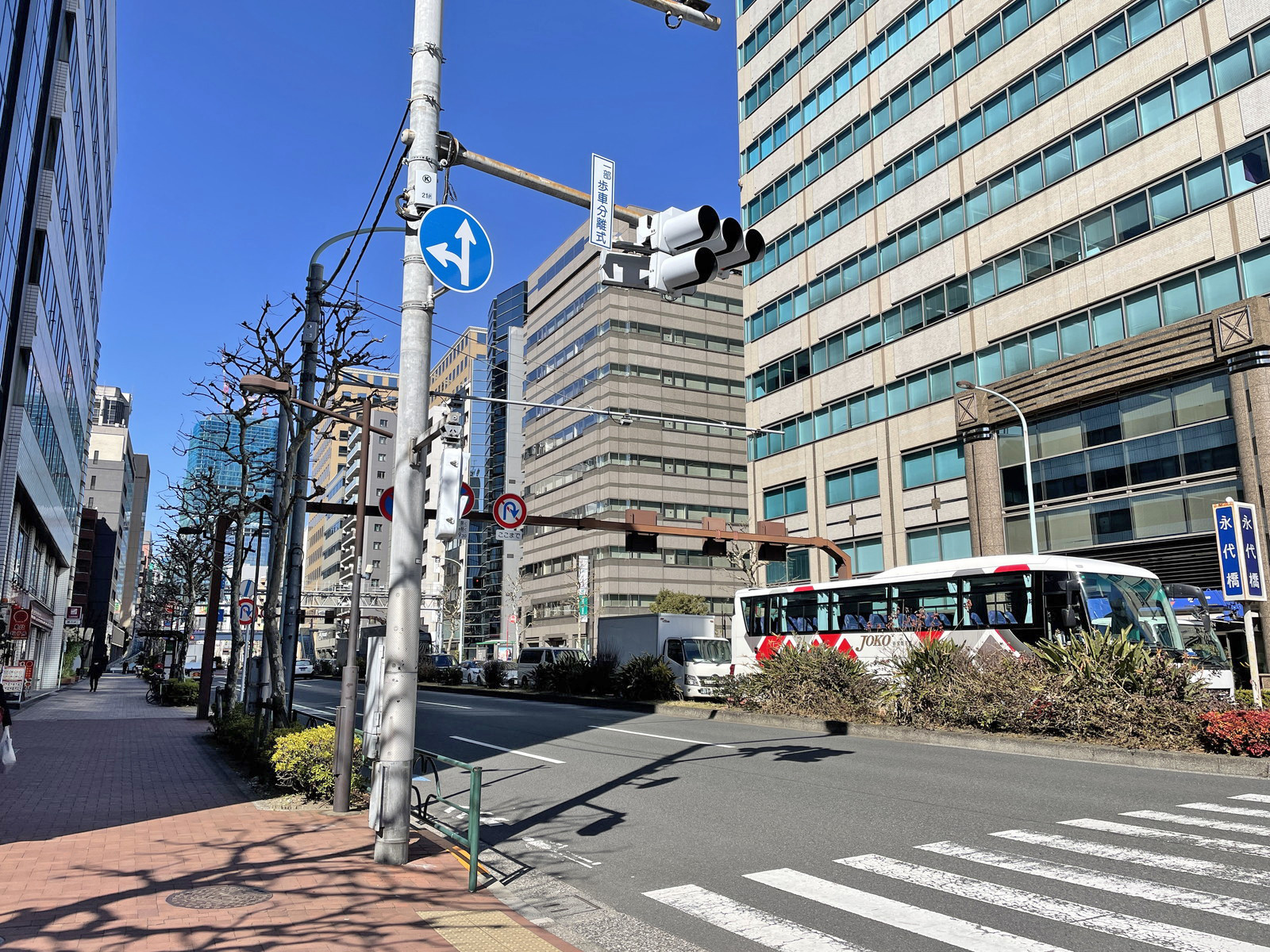 ONE SHINKAWA前面の永代通り