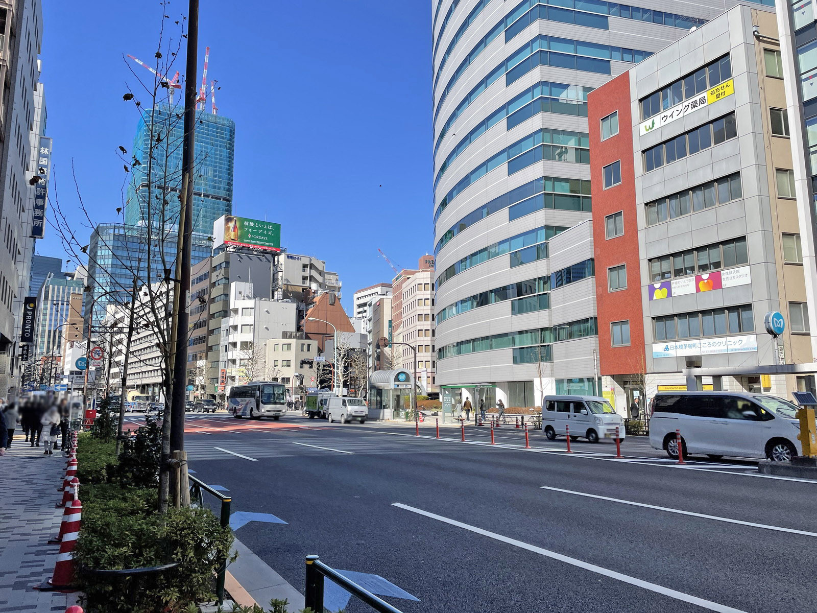 樋口本店ビル前面の永代通り