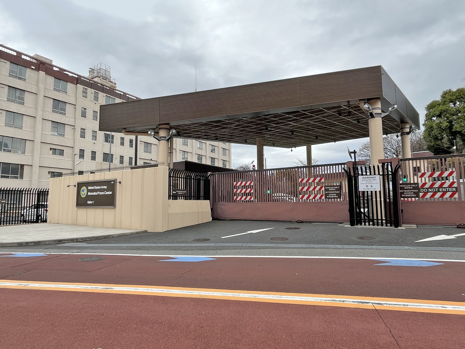 向かいの米陸軍赤坂プレスセンター