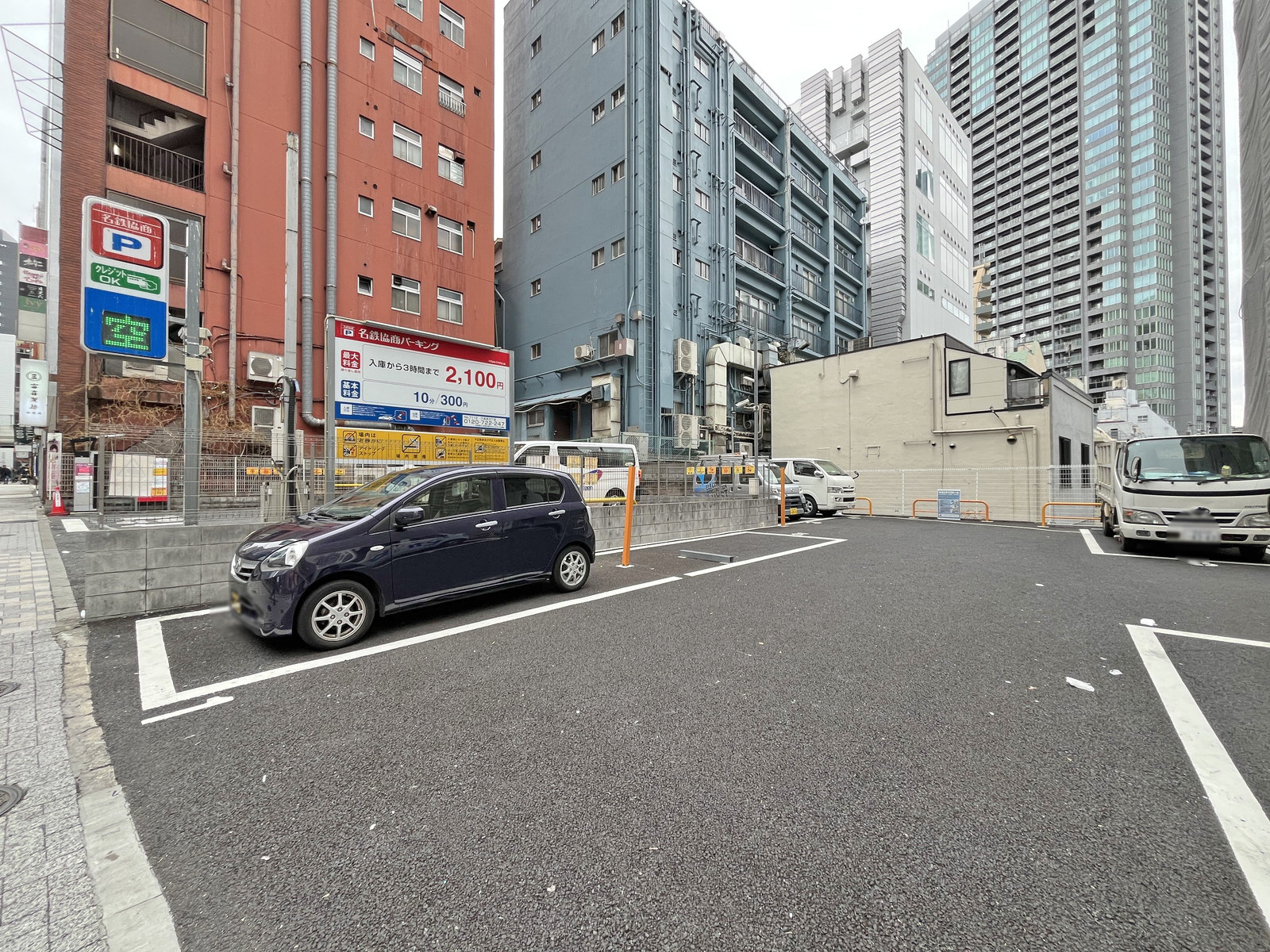 向かいの通りのコインパーキング