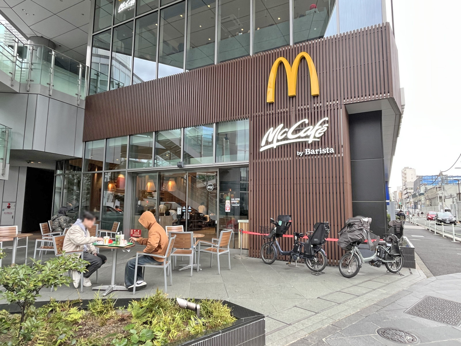 同じ並びのマクドナルド六本木ヒルズ店