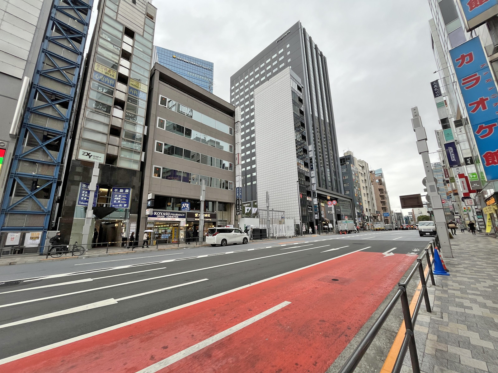 六本木トリニティビル前面の外苑東通り