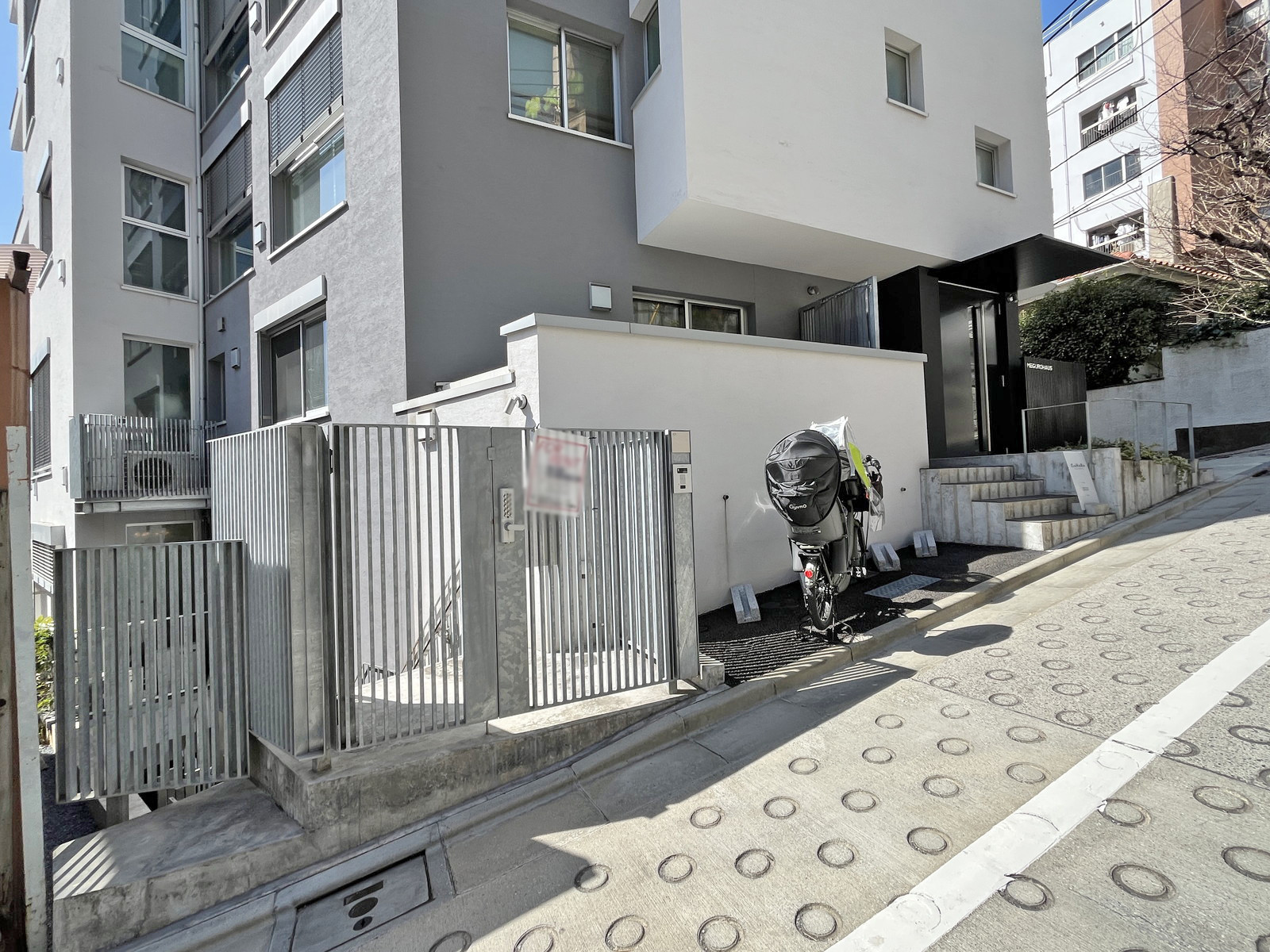 メグロハウス前面通り