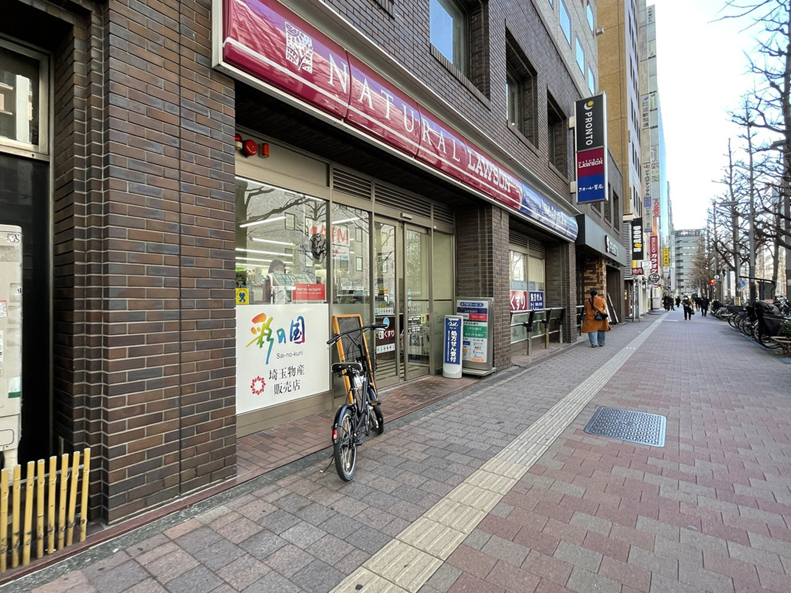 徒歩3分のナチュラルローソン新宿西店