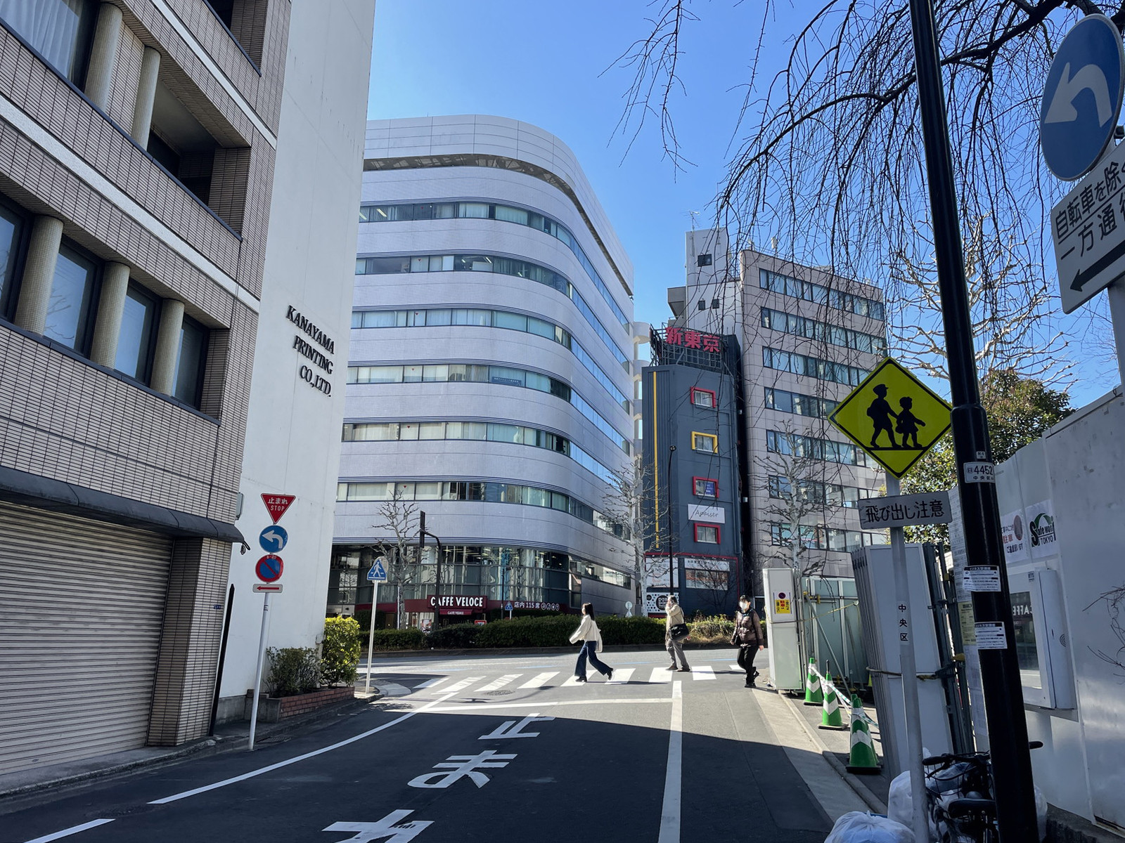 新川一丁目ビル前面の通り