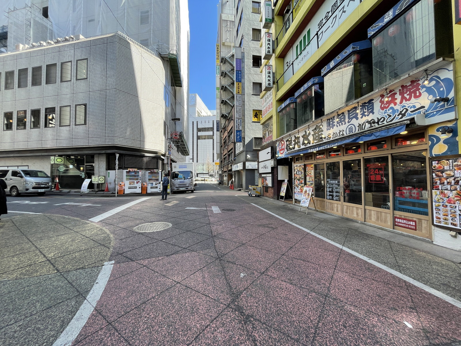 小川ビル前面の通り