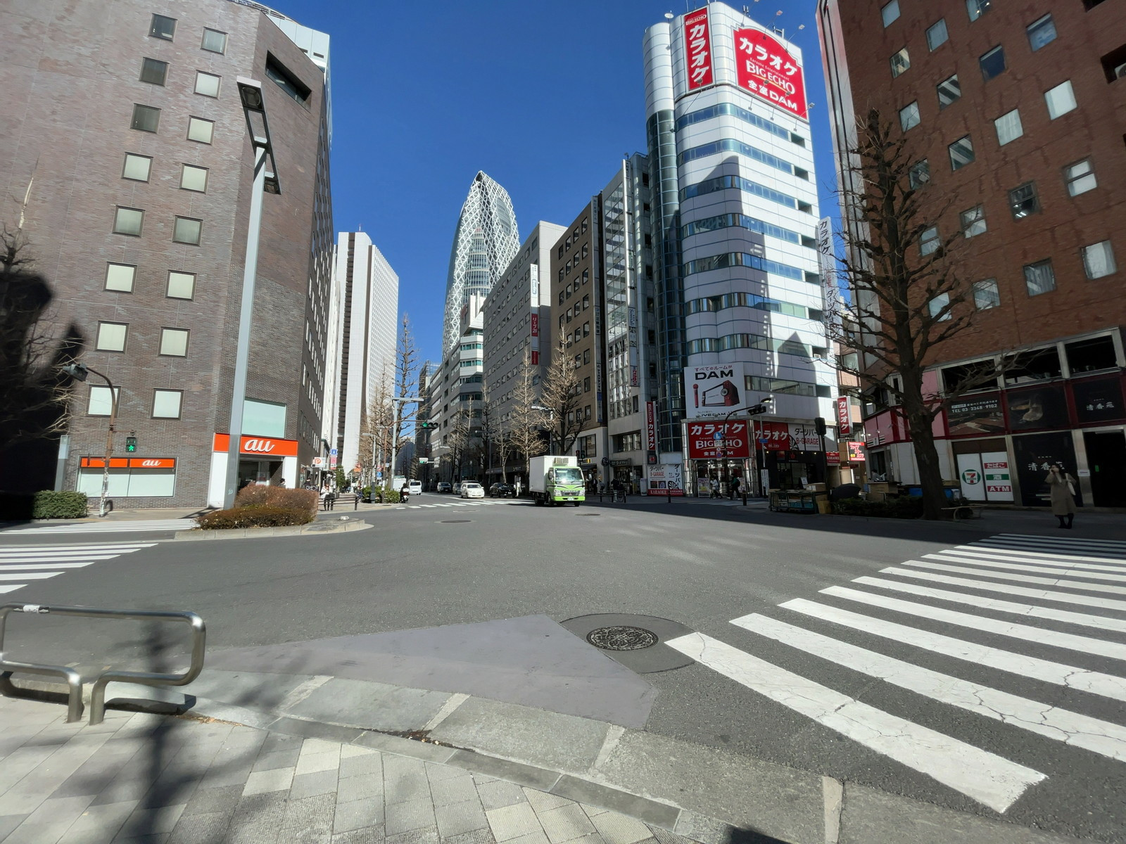 VORT西新宿3前面の通り