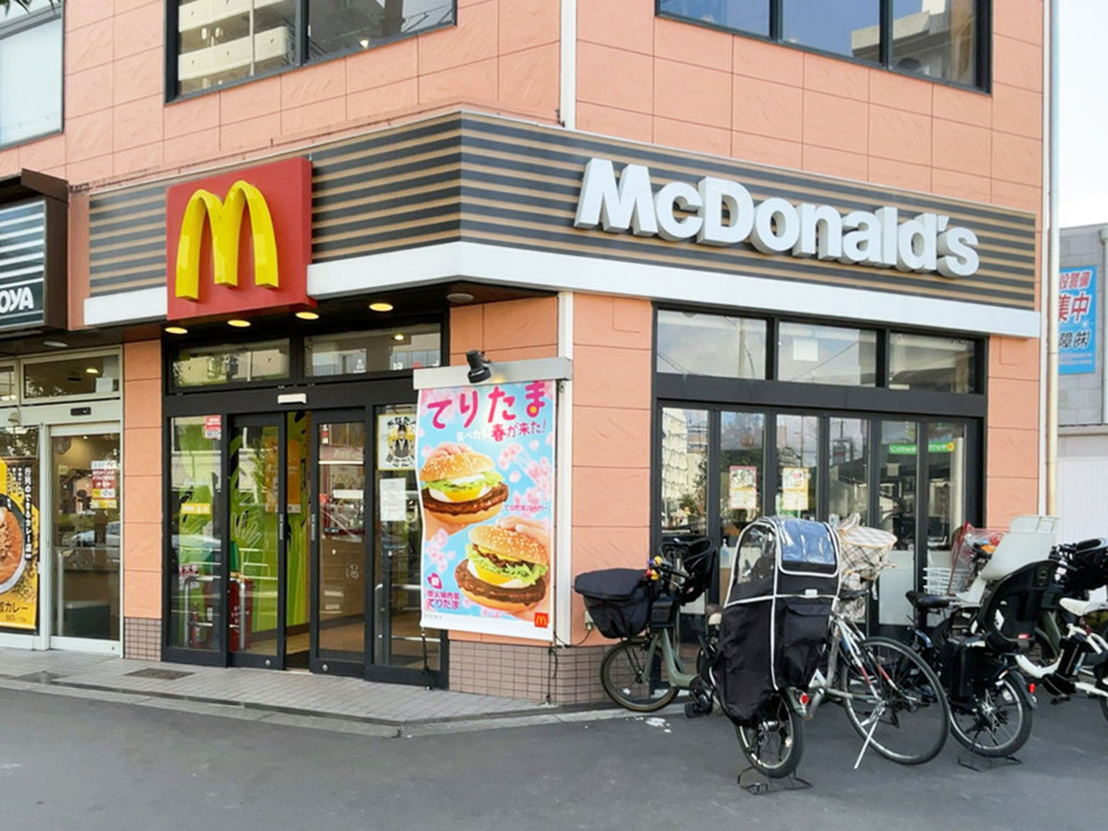 向かいにあるマクドナルド 東三国駅前店