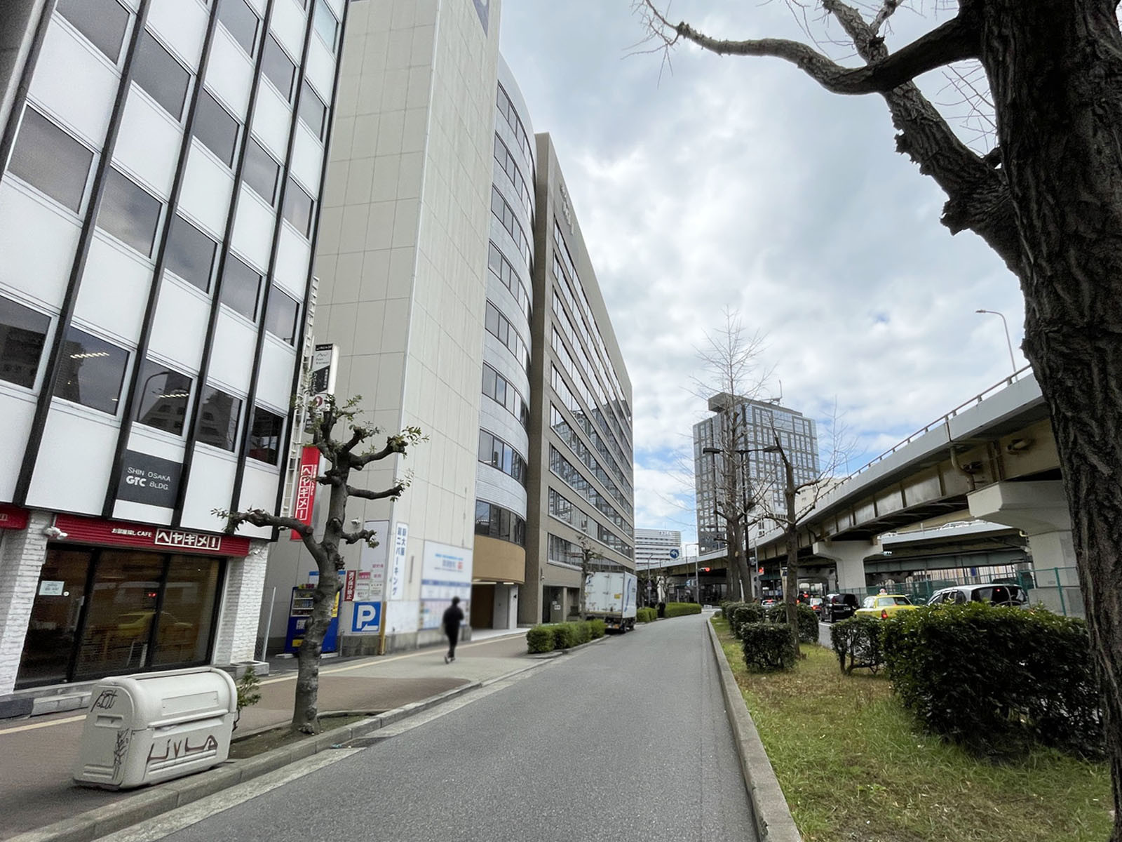 SHIN OSAKA GTC BLDG前面の通り