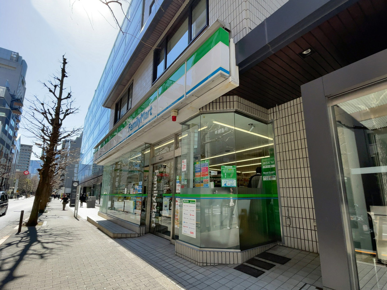 徒歩1分のファミリーマート 紀尾井町三番地店