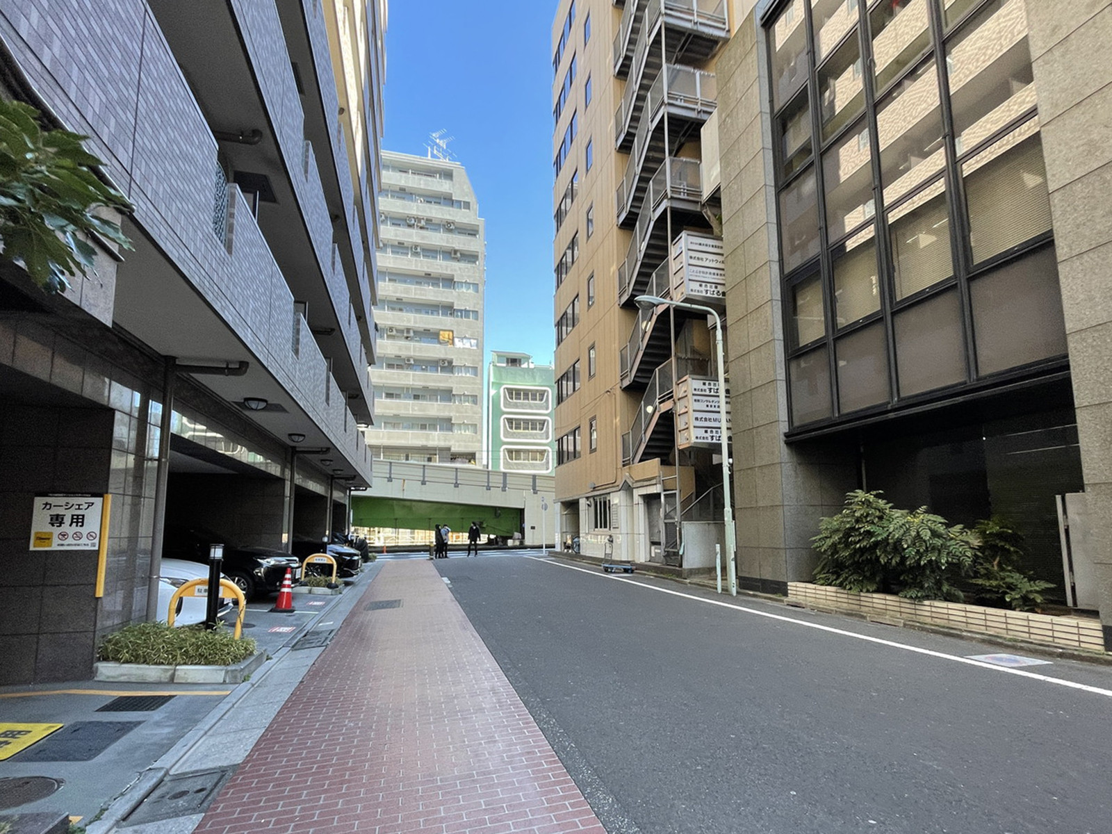 東池袋織本ビル前面の通り