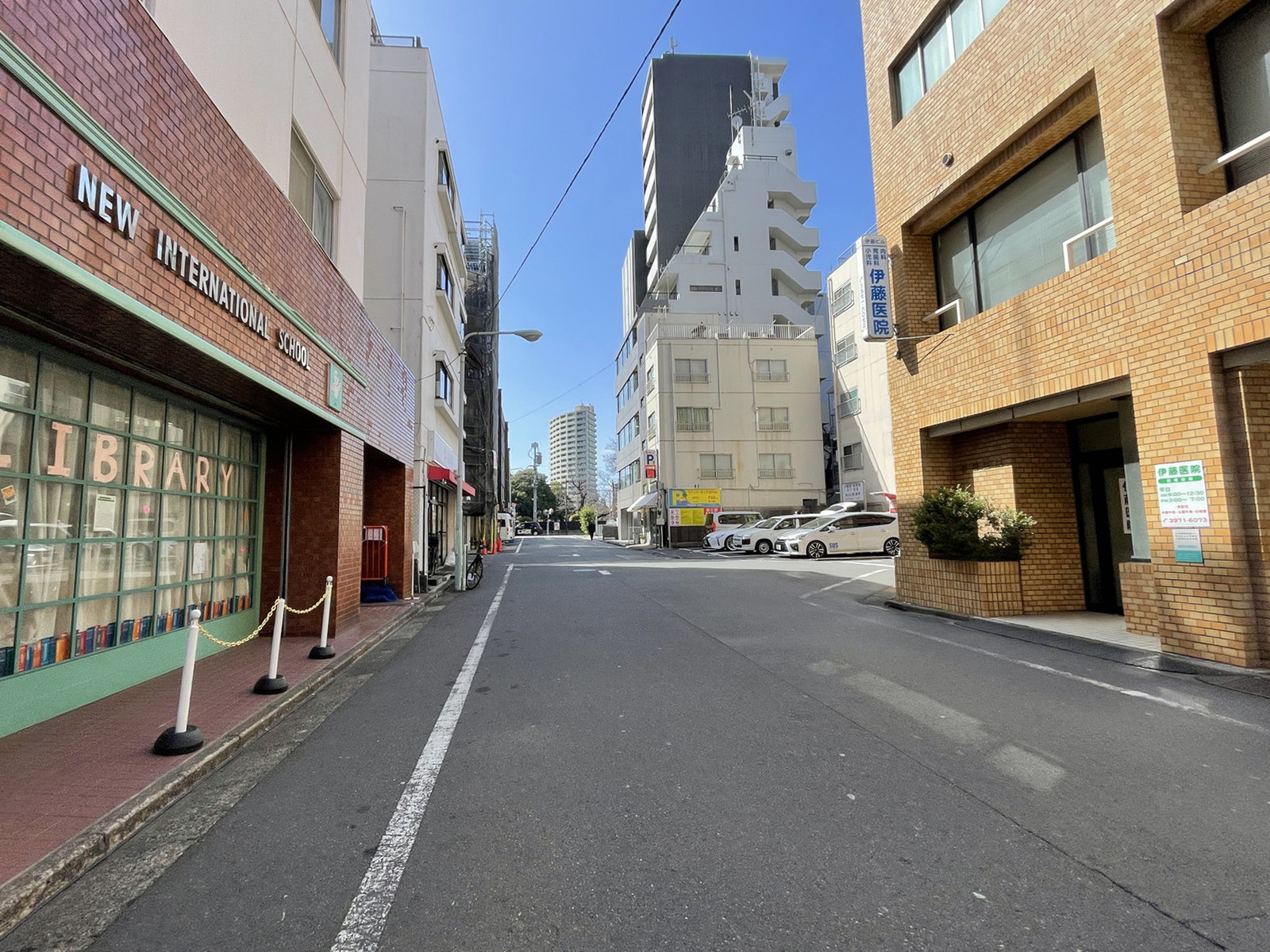 榮ビル前面の通り