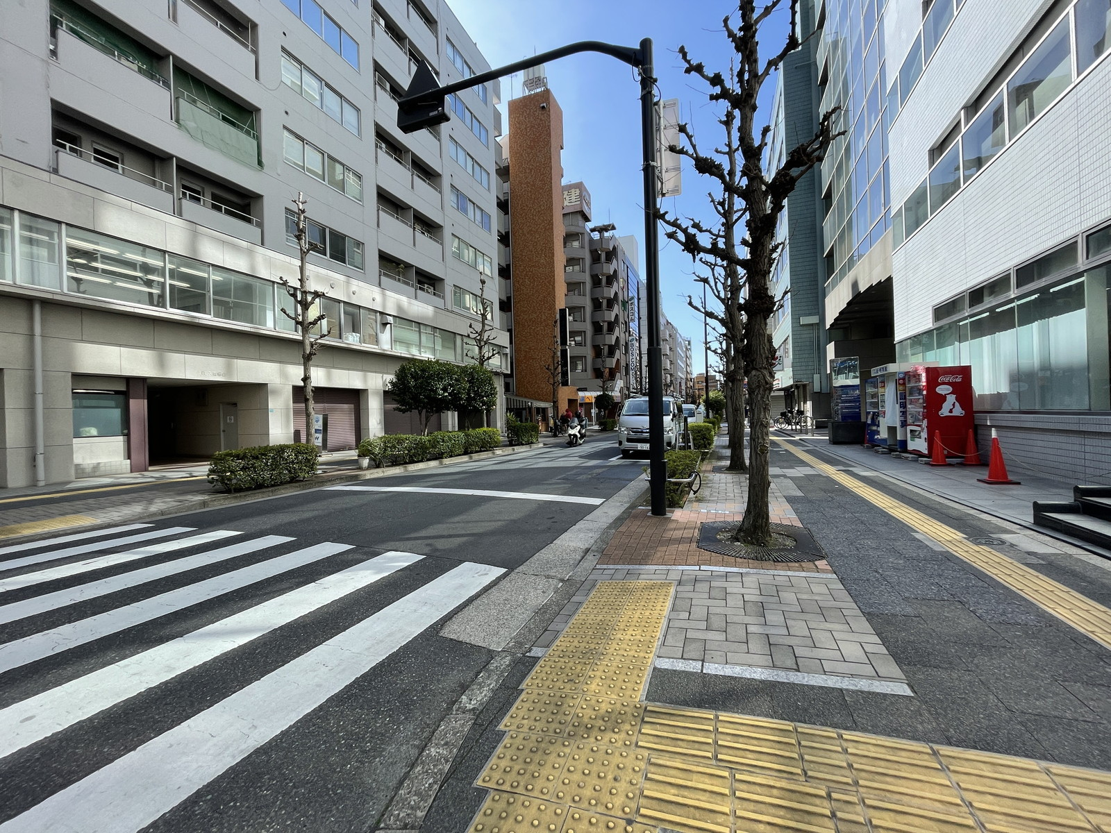 タクトビル前面の通り
