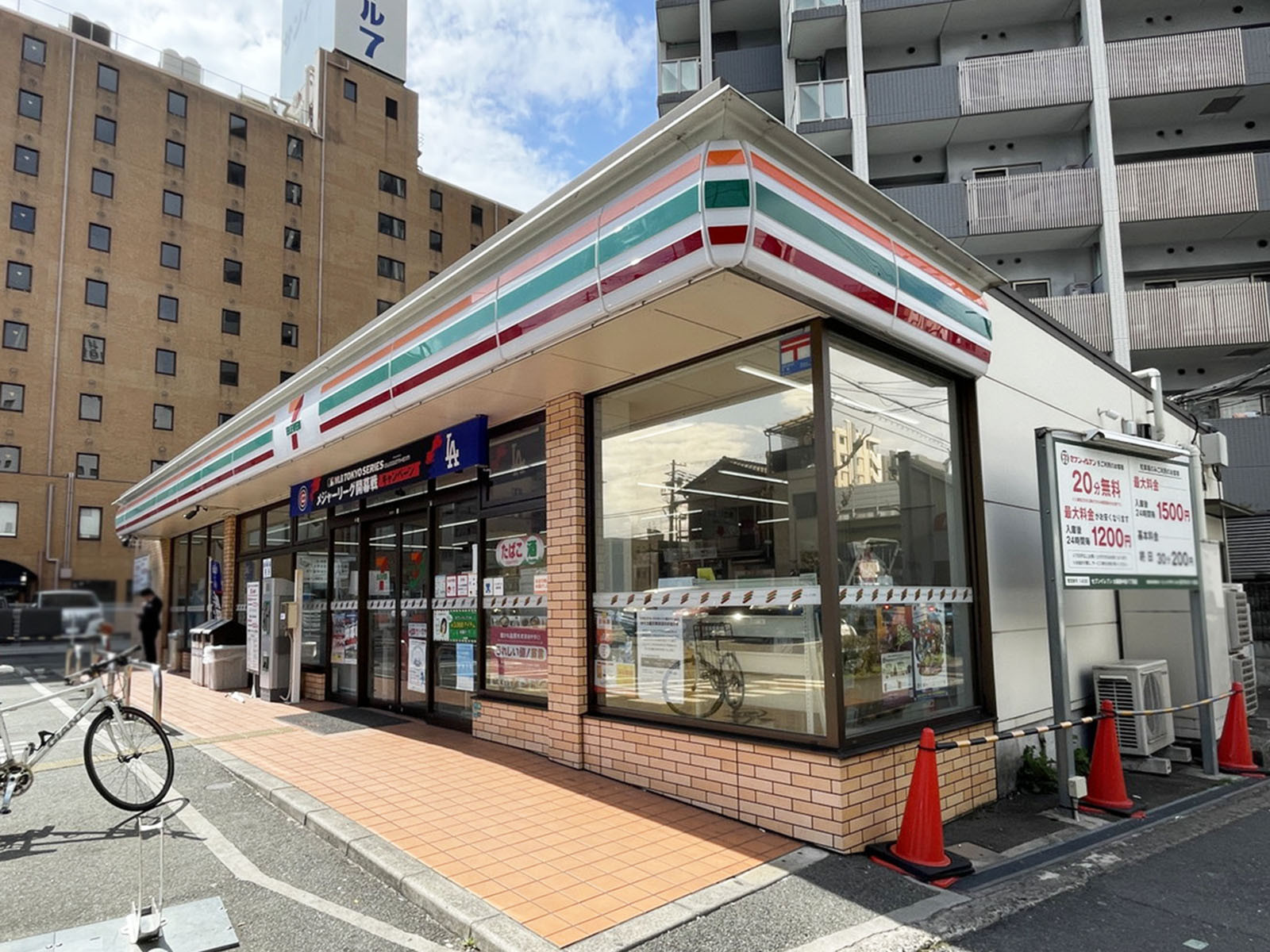 同じ通りにあるセブン-イレブン 大阪西中島1丁目店