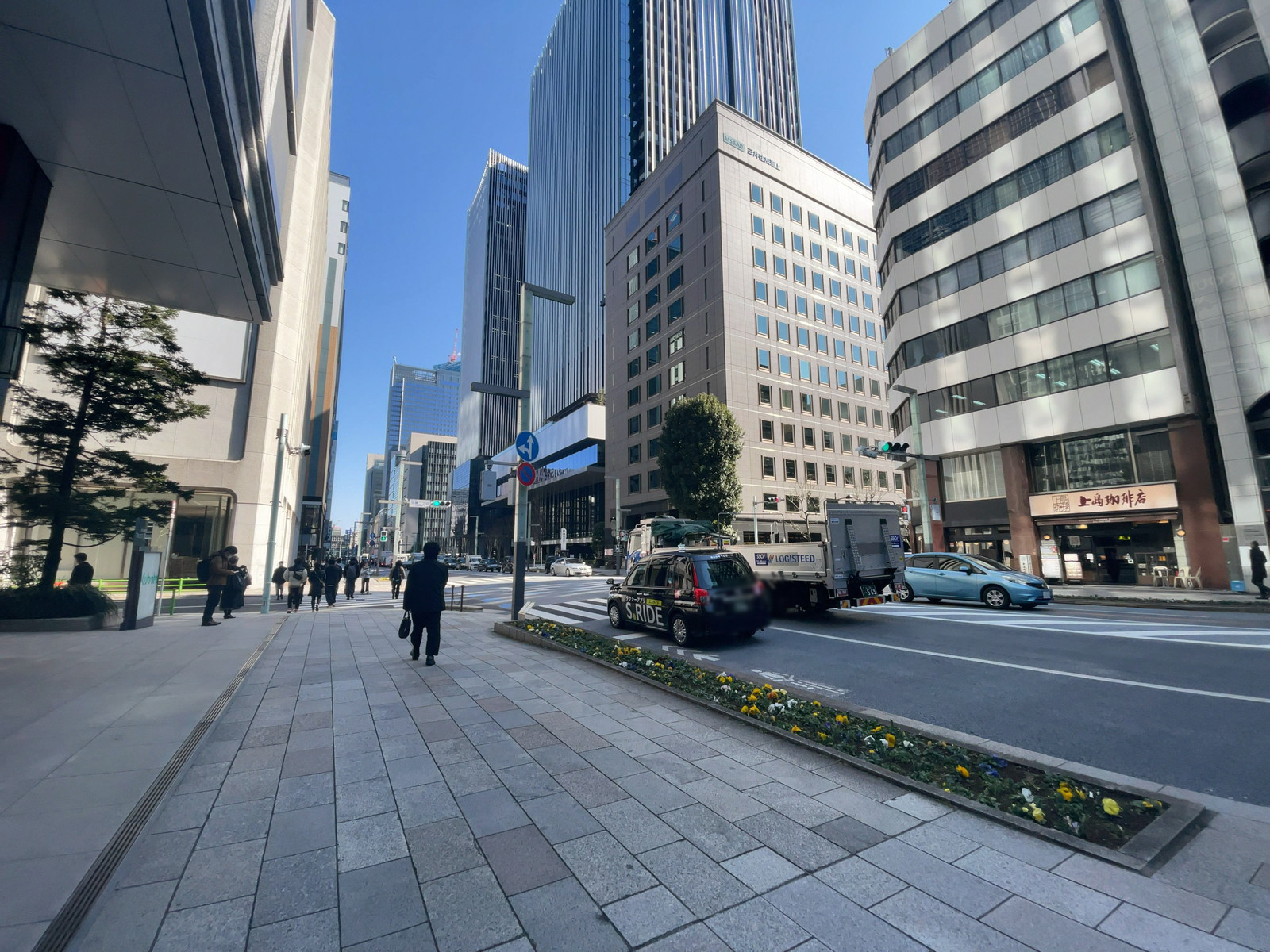 京橋トラストタワー前面の通り