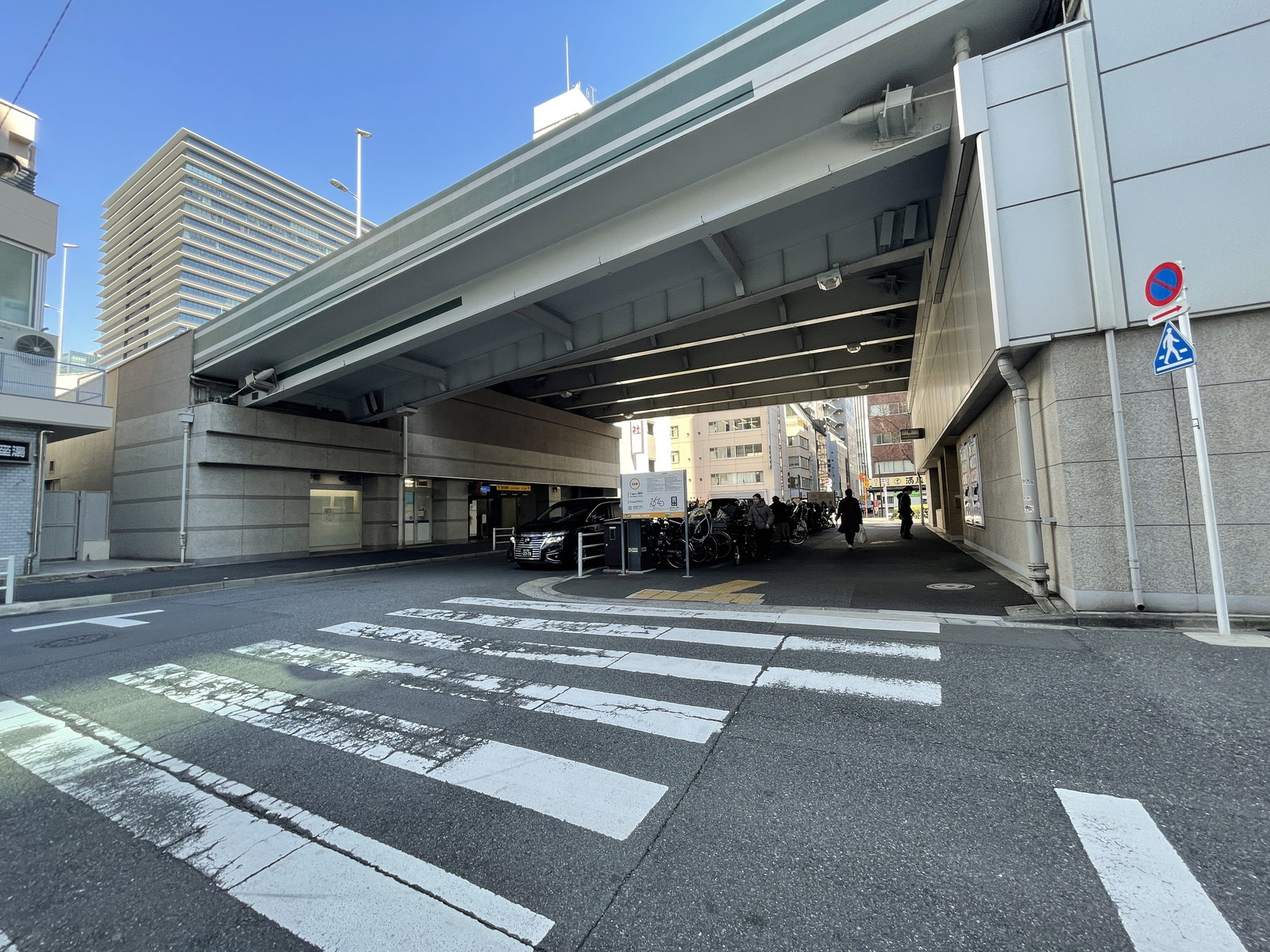 東貨ビル前面の通り