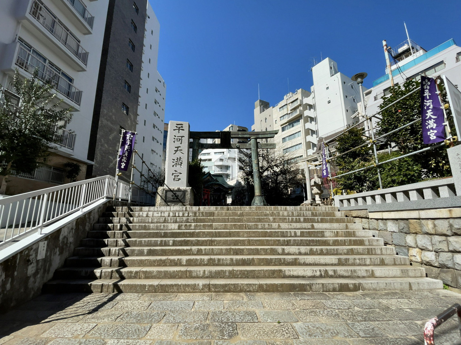 徒歩5分の平河天満宮