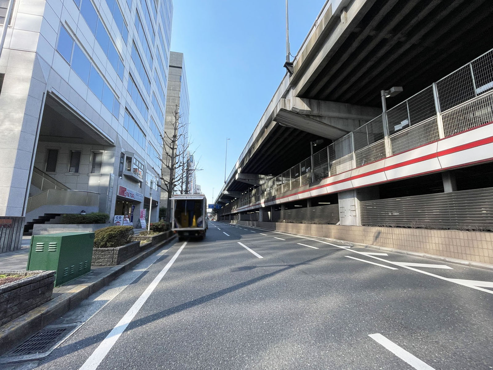 ファサード江坂前面の通り
