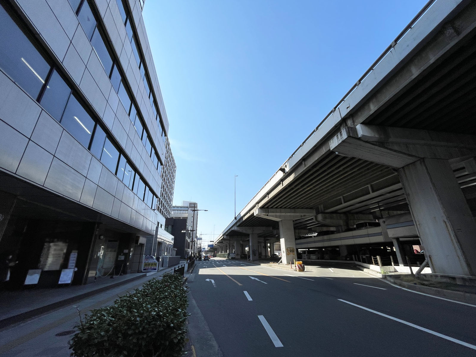 オーク江坂ビル前面の通り