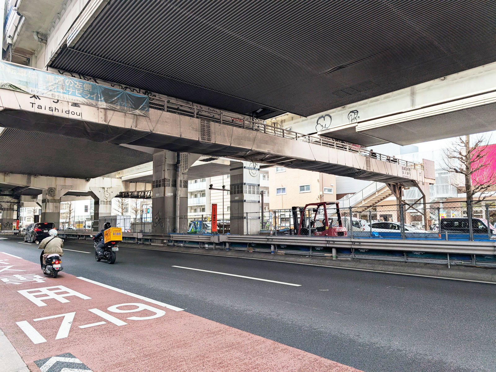 三軒茶屋堀商ビル前面の玉川通り