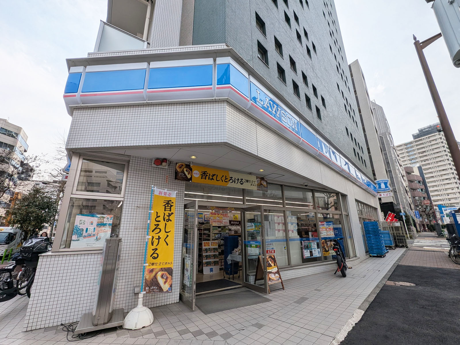 徒歩1分のローソン新富1丁目店