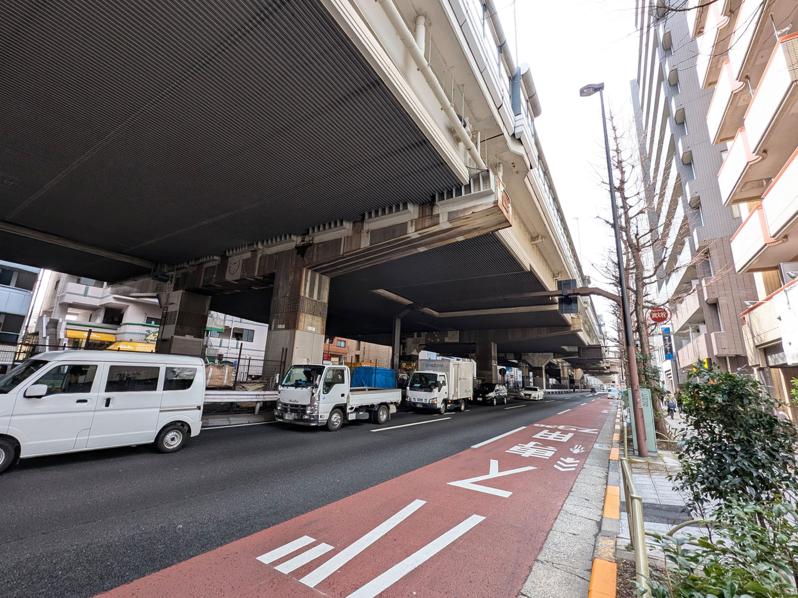 東映三宿ビル前面の玉川通り