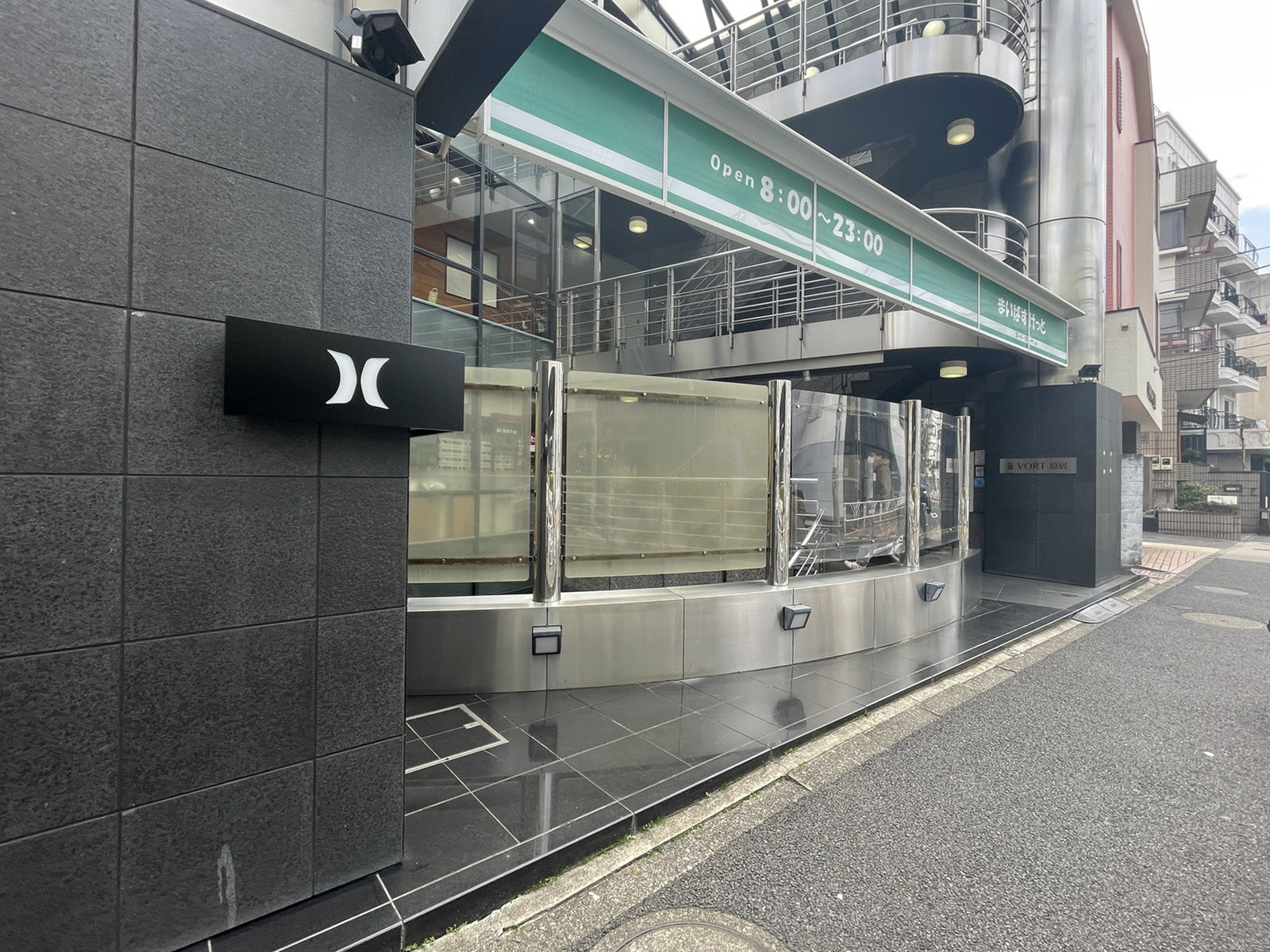 徒歩1分のまいばすけっと 神宮前2丁目商店街店