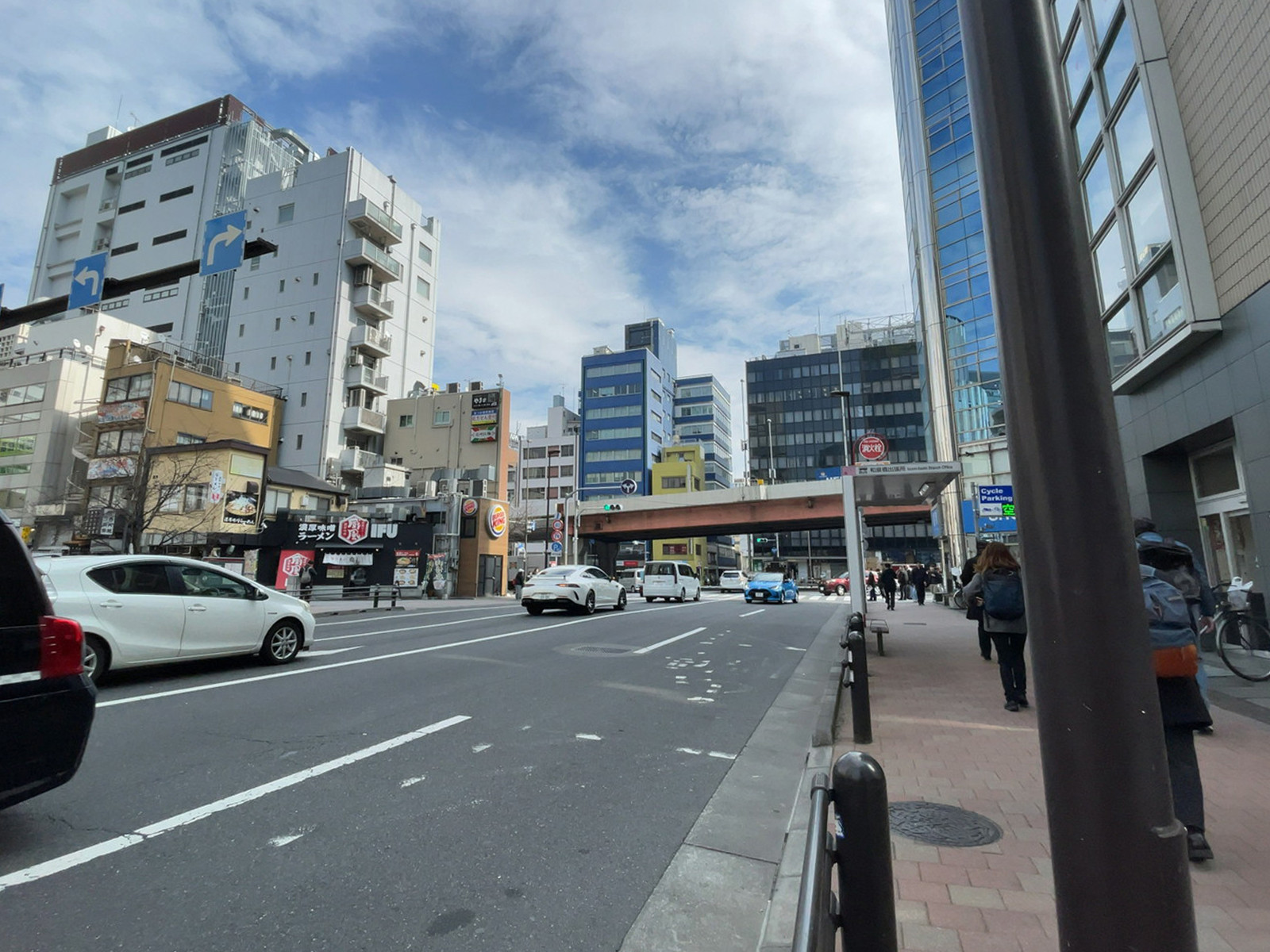 産報佐久間ビル前面の通り