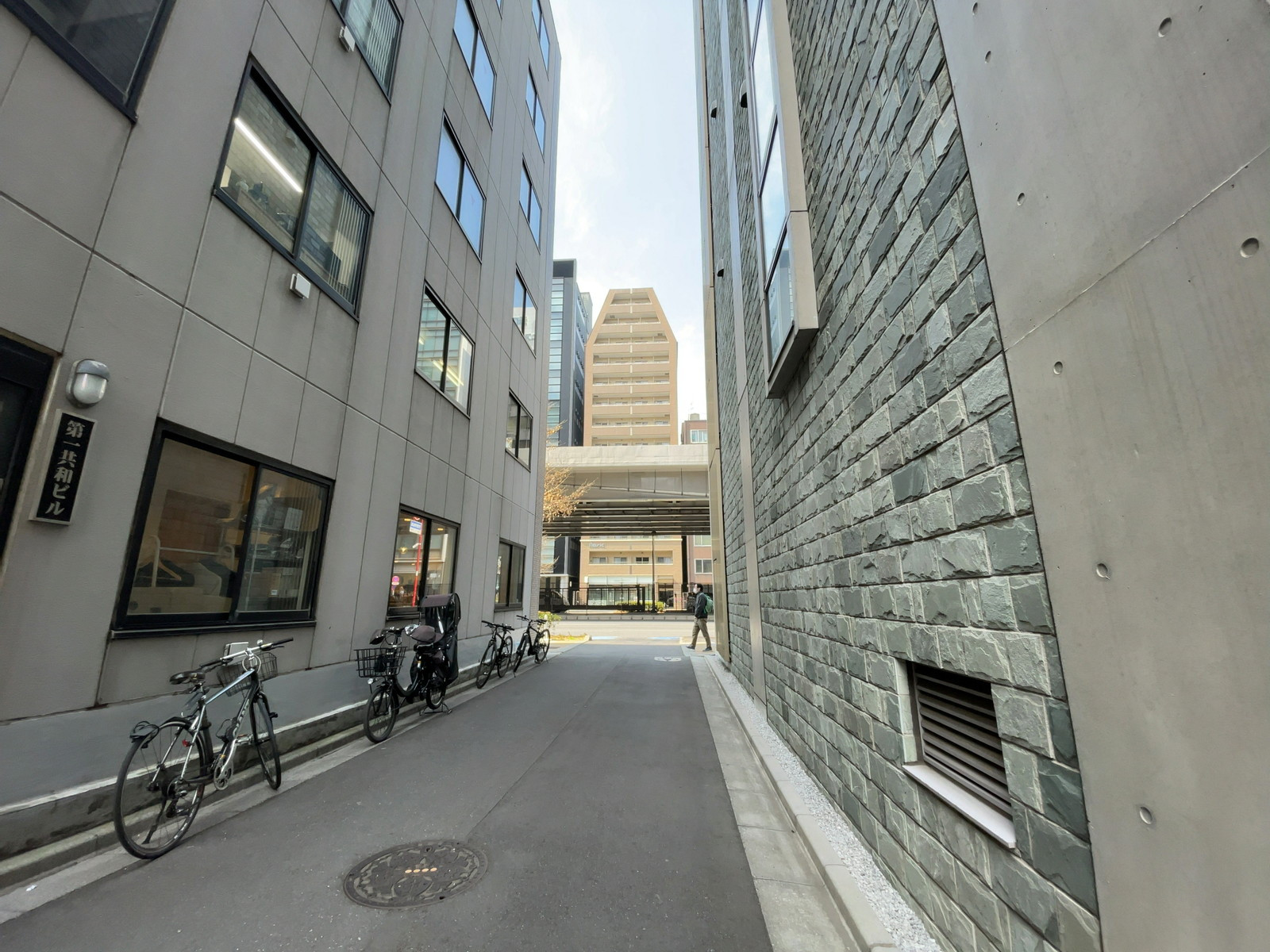 YOKビル前面の通り