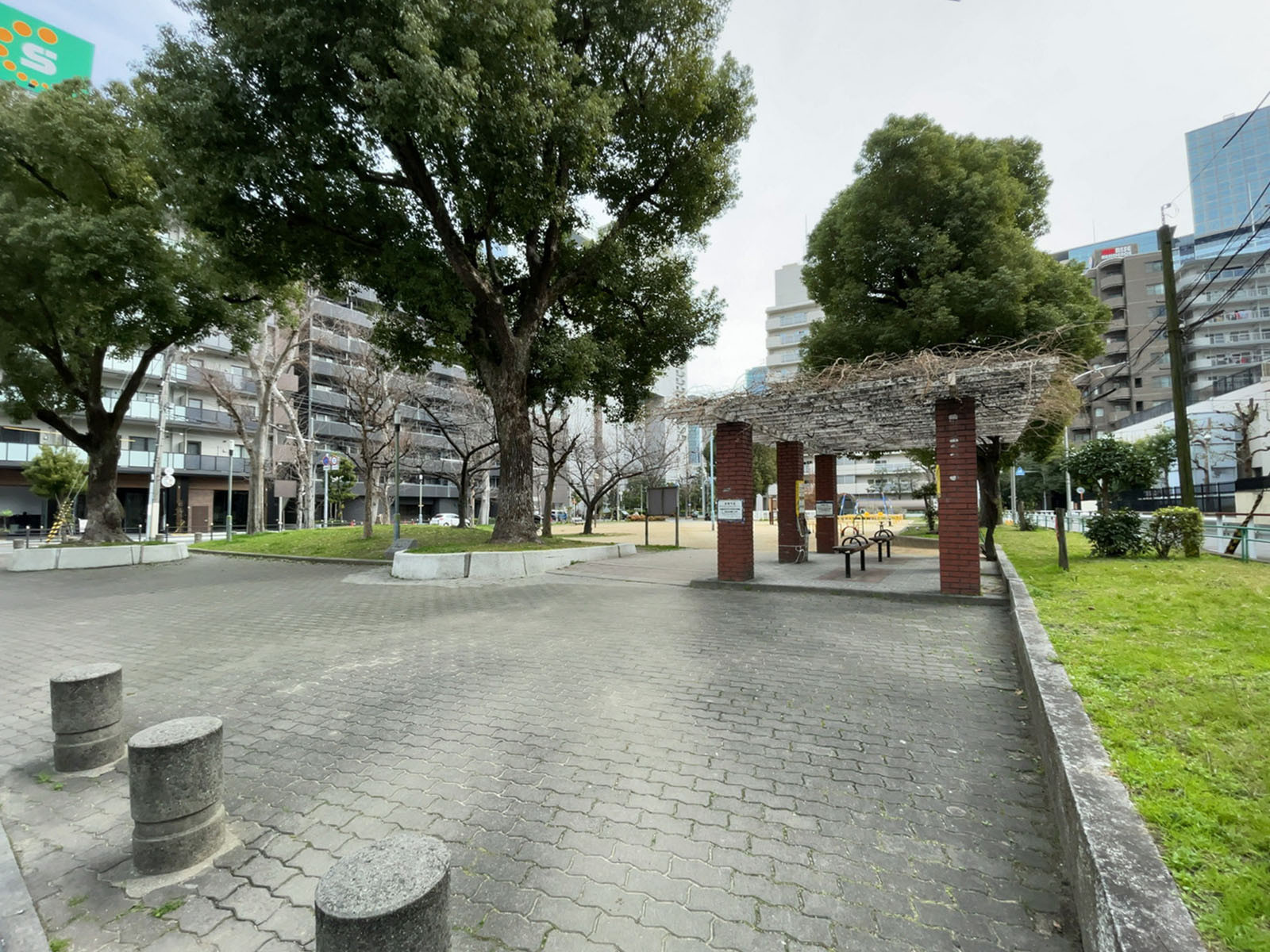 隣にある大淀南公園