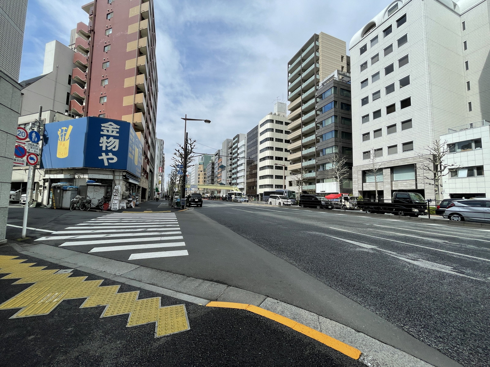 東神田プラザビル前面の通り