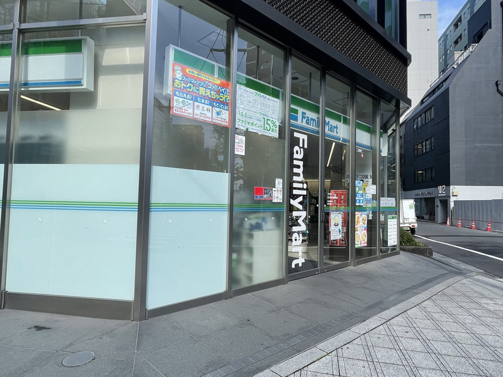 徒歩1分のファミリーマート 小伝馬町鞍掛橋店