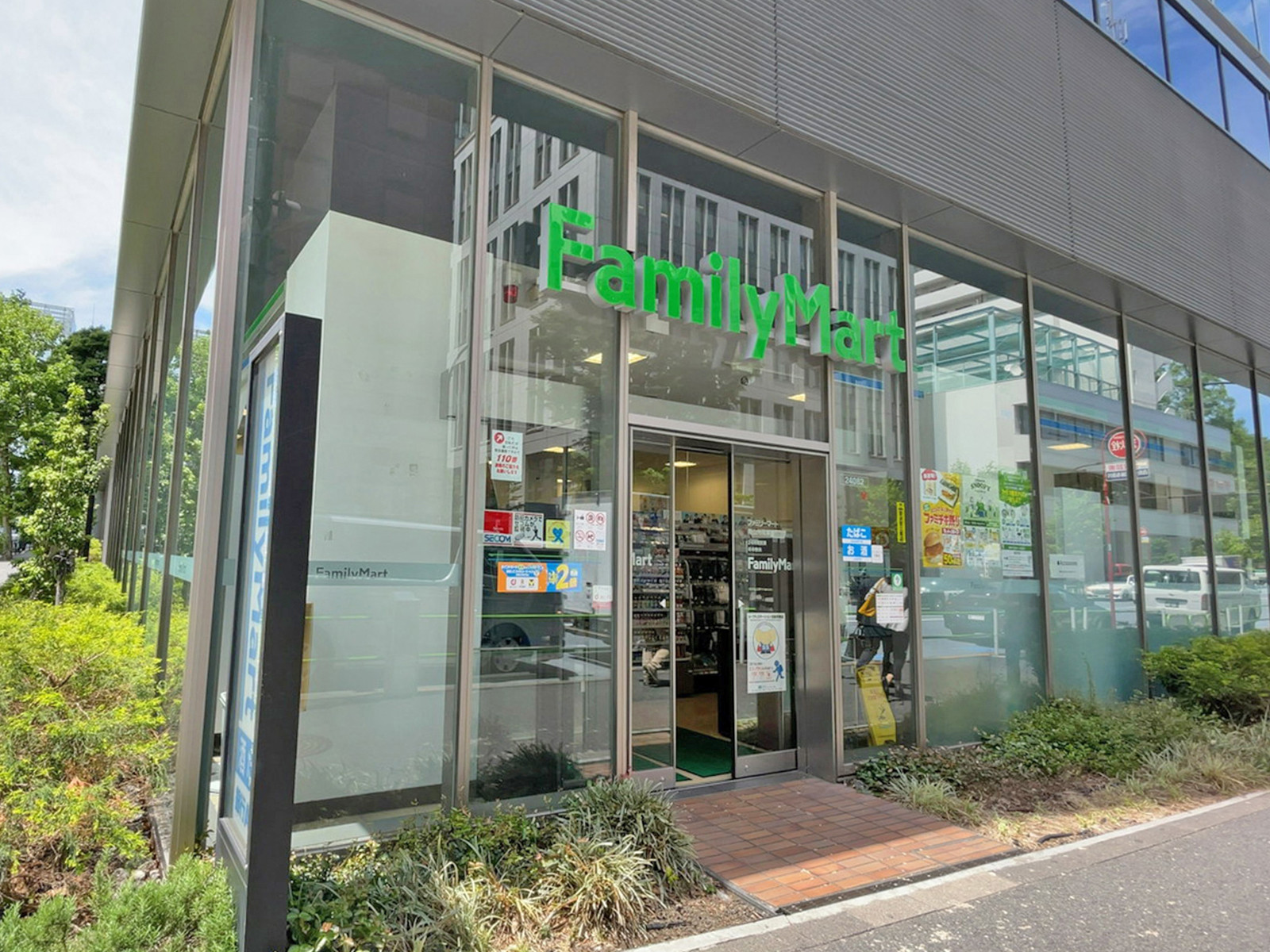 徒歩2分のファミリーマート青山外苑東通り店