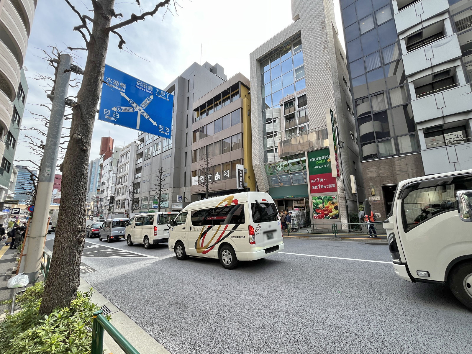 安田ビル前面の大久保通り
