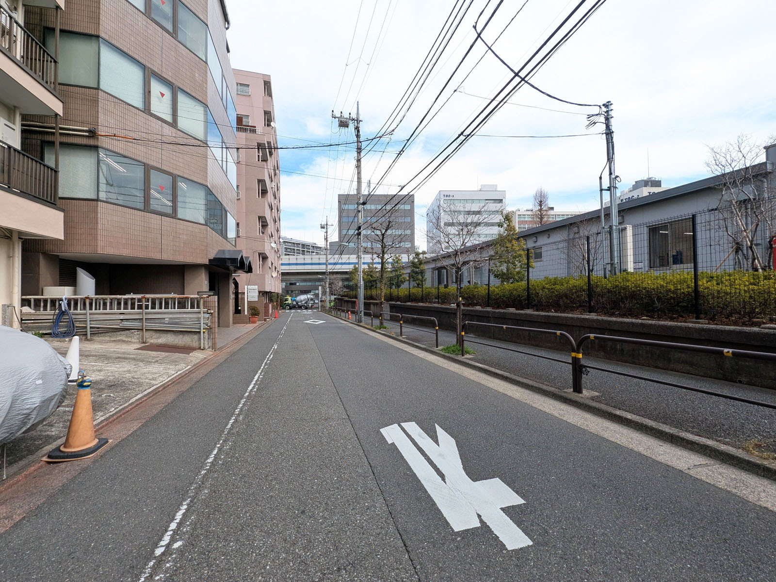 建物前面の通り