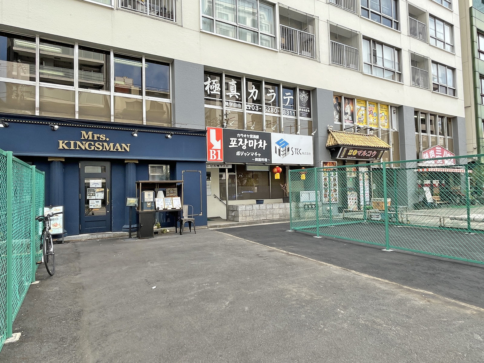 付近には飲食店が充実