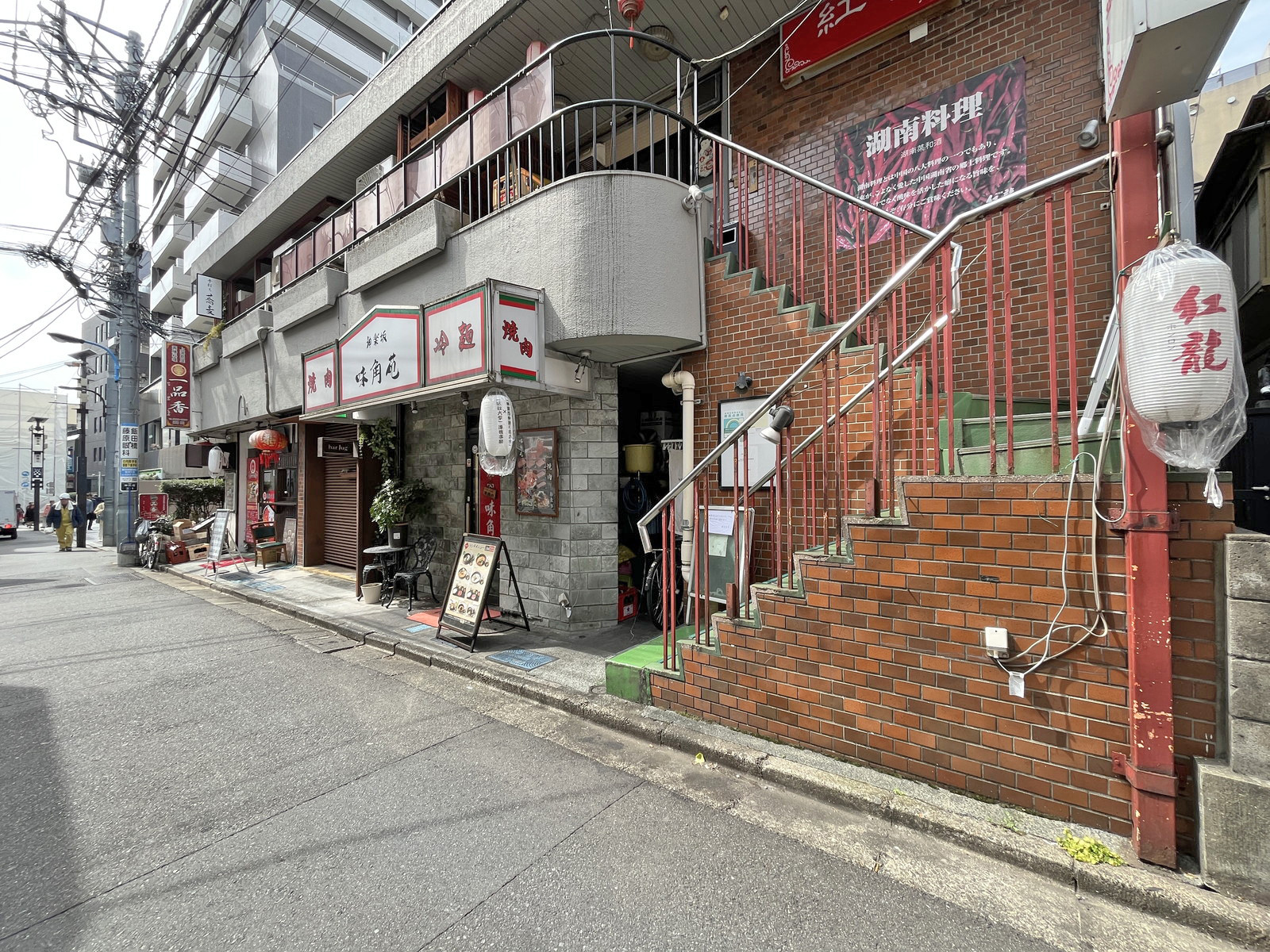 付近には飲食店が充実