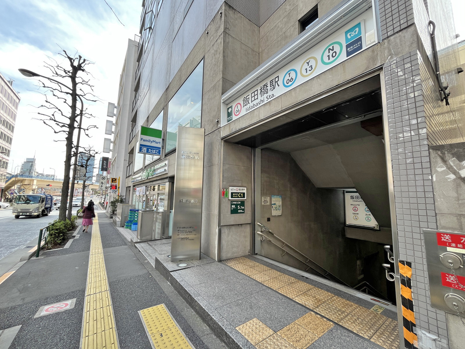 最寄りの「飯田橋駅」