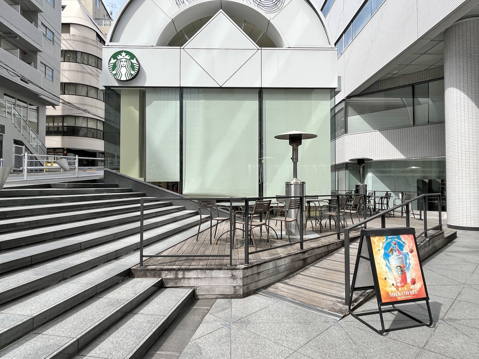 斜め向かいのスターバックスコーヒー飯田橋軽子坂店