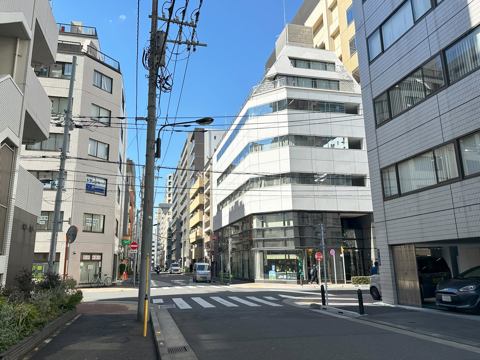 前田セントラルビル前面の通り