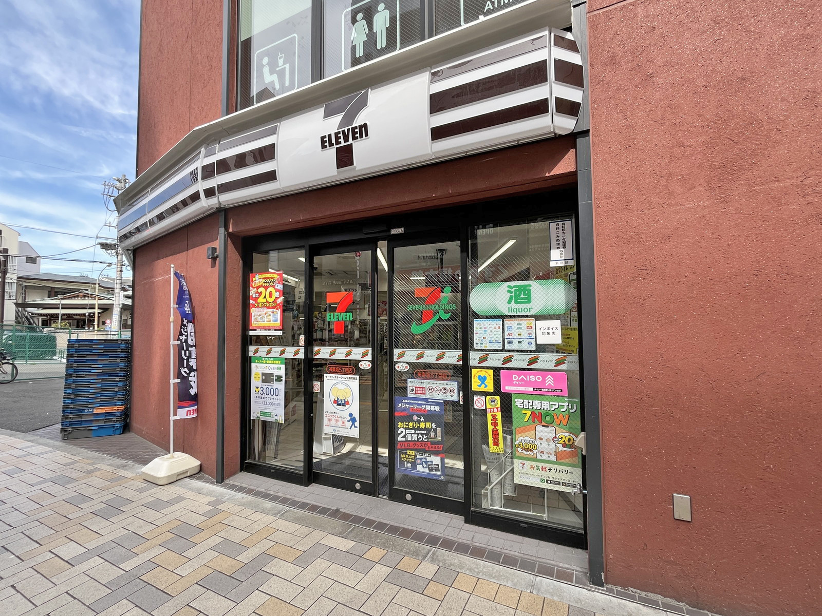 向かいの通りのセブン-イレブン神楽坂五丁目店