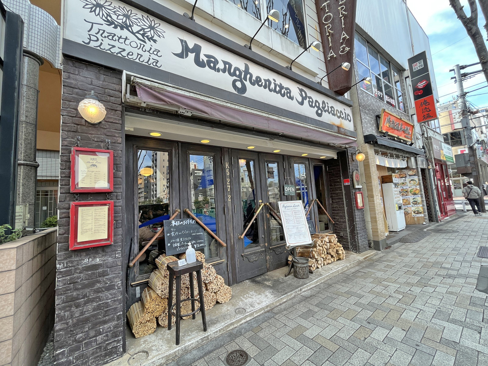 付近には飲食店が充実